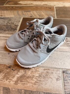 Nike Light Gray Mesh Sneakers with Black Swoosh